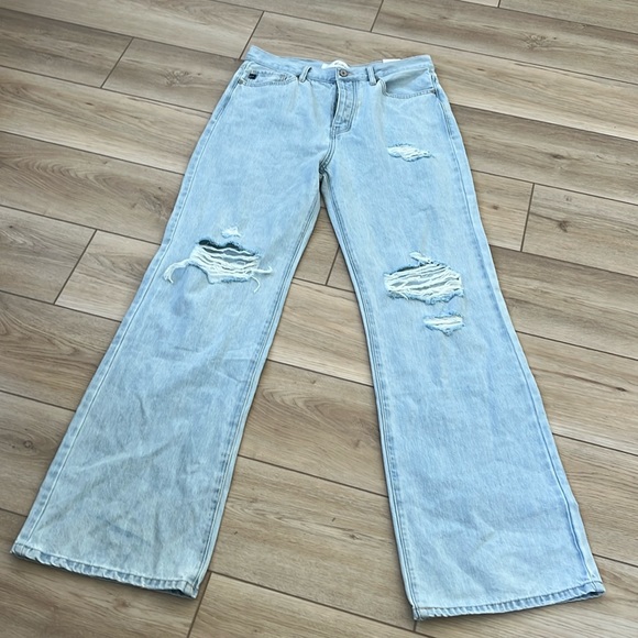 NWT Distressed Lightwash KanCan Jeans - Picture 1 of 3
